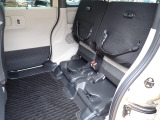 ◆チップアップ&ダイブダウン機構付【ULTR SEAT】は後席座面を左右分割で跳ね上げることができます。トランクで積載できない背の高い荷物をラクラク収納できます。ホンダ車ならではの人気装備です。