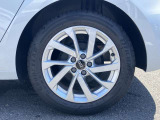 16インチ純正アルミホイール装備 全車両に標準装備の純正アルミホイールは、純正ならではのバランスの良いデザインと、走行安定性をお楽しみ頂けます。