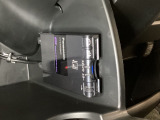 グローブBOX内のカードの取り出しもしやすい場所にETC(社外品)がついています。高速道路の料金所の通過もラクラクです!。