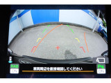 バックギアに入れるとバックカメラの映像がナビに映ります。障害物までの距離もわかりやすいです。