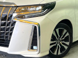【LEDヘッドライト】悪天候や夜間走行時も良好な視界を確保し安心して運転できる高輝度LEDヘッドライトを装備!点灯速度が早く、消費電力も抑えられています。