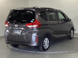 スライドドアは通常のドアに比べて、車のボディーに対し平行に開閉し、開けてもスペースを取りません。出入り口が大きいドアはお子様のいるご家庭はもちろん、混んだ駐車場でも大活躍です!