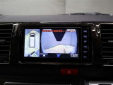 パノラミックビューモニター付きです。車両を上から見たような映像をディスプレイオーディオ画面に表示。運転席からの目視だけでは見にくい、車両周辺の状況をリアルタイムでしっかり確認できます。