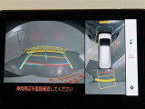 パノラミックビューモニター付きです。車両を上から見たような映像をモニター画面に表示。運転席からの目視では見にくい、車両周辺の状況をリアルタイムでしっかり確認できます。