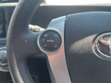 【ステアスイッチ】ステアリングスイッチを使うことで、「運転中電話に触れずに電話に出る」「カーオーディオを切り替える」「音量調節をする」といったハンズフリー操作を行うことができる。