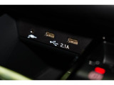小物の収納に便利なセンタートレイには携帯等のデバイスの充電可能なUSB出力電源付です。