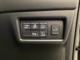 各種機能の切替スイッチは運転席パネル下に集約されています。任意で切り替え可能なため状況に合わせてお使いください。