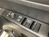 ハンドルの右側に電動格納付きパワーミラーの操作スイッチがついています。左右のサイドミラーの角度調節も微調整ができて便利です。パワーウインドウは運転席でドア4枚とも上下の操作ができるようになっています。