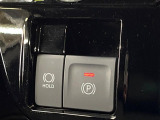 【電動パーキングブレーキ】パーキングブレーキは便利な電動式!ボタン一つで操作でき、アクセルを踏めば自動で解除されます♪レバーやペダルが無いので運転席廻りもすっきりしますね♪