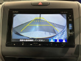 リバースギアに入れるだけで後方の表示へ切り替わります。夜間や雨の日の駐車も楽になりますよ。