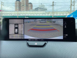 死角をなくし、狭い場所での取り回しや駐車をサポートする「全周囲カメラ(360&deg;ビューモニター)」を完備。車体が大きく見えがちなCX-60でも、上空から見下ろす視点で驚くほど簡単に駐車できます。