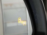 隣車線を走る車両をレーダーで検知し、ドアミラーでは確認しにくい後側方エリアに存在する車両に加え、急接近してくる車両も検知します。車両を検知するとドアミラーに搭載されたLEDインジケーターが点灯します。
