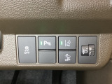 ハンドルの右側にはヘッドライトレベライザーとHondaセンシング用のメインスイッチがついています。ヘッドライトレベライザーは道路状況や積荷の加重に応じてライトの高さを調節できます。