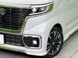 【LEDヘッドライト】悪天候や夜間走行時も良好な視界を確保し安心して運転できる高輝度LEDヘッドライトを装備!点灯速度が早く、消費電力も抑えられています。