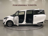 【まるごとクリーニング】シートを取り外し、車内を徹底洗浄。隅々まで丁寧に仕上げています。