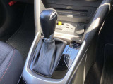直感的に操作できるダイヤル式フルオートエアコンと、手元のマニュアルモード付6速シフトを配置。SPORTモードに切り替えれば力強いレスポンスを楽しめ、日常のドライブを快適かつアクティブに彩ります。
