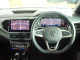 Volkswagen全車共通の上質な本革を使用した手触りのしっとりとしたステアリングです。唯一素肌が触れるハンドルは上位モデルと同じ握り心地になっております。