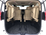 サードシートは跳ね上げて格納できます。乗車人数や荷物量などにフレキシブルに対応可能!