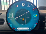 自動車業界初の円形有機ELディスプレイは、スマートフォンのように簡単に操作できます。
