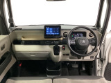 車内は光触媒抗菌消臭施工済です。インパネ周りはスタイリッシュなデザインで機能や装備も充実しています。グローブボックスやカップホルダーのほかにトレーなどたくさんの収納スペースが付いています。