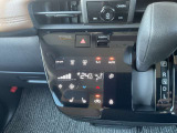 タブレット端末のようなタッチパネル式のオートエアコン採用。凹凸のない滑らかな表面で操作感を高めています。