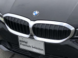 左右のキドニー・グリルの中心にはBMWのエンブレムが鎮座し、個性を放つデザイン性を兼ね備えました。