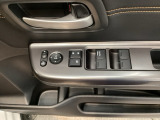 電動格納式リモコンドアミラーと、パワーウィンドウスイッチ等は運転席ドアにあります。