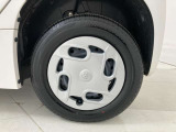 クルマを買うと、維持費が気になります。タイヤ交換だけでも痛い出費です。そこで当店はタイヤの残量にも厳しい基準を設けております。まだまだ走行可能なタイヤの残量でございますので、ご安心ください。