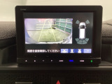 バックギアに入れますとご覧のような画像に自動的に切り替わります。車庫入れ時に役立ちます。