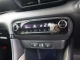フルオートエアコンです。運転席、助手席それぞれで独立して温度設定ができます。冷え性の方が乗っても安心ですね♪
