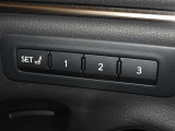 運転席のパワーシートは3名様分までメモリー機能付きです。