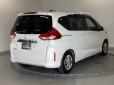 スライドドアは通常のドアに比べて、車のボディーに対し平行に開閉し、開けてもスペースを取りません。出入り口が大きいドアはお子様のいるご家庭はもちろん、混んだ駐車場でも大活躍です!