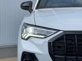 視界を鮮明に照らすだけでなく、対向車への配慮と最適な視界を両立し、ダイナミックインジケーターの流れるような輝きが、夜の街並みに先進性と知性を描き出します。