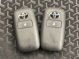 今のクルマには当然のように付いていますが、やっぱりあると便利なスマートキー。ボタン一つでクルマの鍵の開閉が可能です。