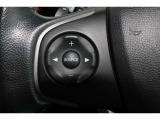 ハンドル左部分でオーディオ操作が可能。そのため、運転中でも目線をずらさずに安全運転♪スマートフォンを接続してハンズフリー通話も可能です。