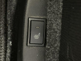 【シートヒーター】シートを温めてくれる暖房機器です!長時間座っていると負担が掛かりやすい背中や腰、または冬場などの寒い日に冷えやすい脚部に快適なぬくもりを伝えます。