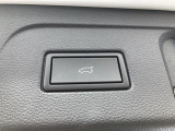 ドアハンドルの操作のみで作動する電動トランク。挟み込み防止機能により、より安全に動作します。