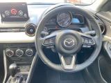 【運転席インテリアデザイン】左右対称のインテリアデザインでドライバーを包み込み運転に集中できるように設計されています。