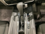 CVT車のセレクトレバーです。低速から高速まで、変速ショックのないスムーズな走りと、エンジン効率のよい領域を維持して燃費にも貢献します。