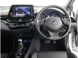 高いホールド性で運転姿勢が安定します。長距離ドライブでも疲れにくいのが魅力です。快適なドライビングライフをお送りください♪