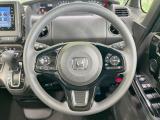 インテリアに合わせたデザインのステアリングは、運転される方のことも考え、運転しやすい形状、大きさです。是非一度、実際に触ってお確かめください。