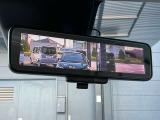 スマートルームミラーは、車両後方に設置されたカメラの映像を、ルームミラーに映し出すことで、死角をなくし、安全性を向上させることができます。また、夜間や雨天時でも、クリアな映像を映し出すことができます。