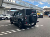 左斜め後ろになります。