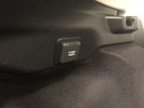 ラゲージルーム左側に、アクセサリーコンセント(AC100V・1500W)が設置されています。非常時給電システムが使用可能。機能の詳細は展示店舗までお尋ねください。