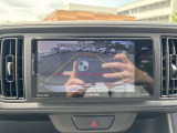 【バックカメラ】後退時に車両後方の映像をモニターに映す機能。目視できない死角を確認でき、衝突事故を防ぎます。駐車が苦手な方だけでなく全てのドライバーに必須の安全装備です。