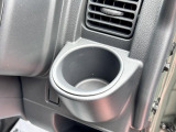 [ドリンクホルダー]お気に入りのドリンクを片手に、快適なドライブを♪500mlペットボトルも置けます!