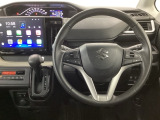 【ハンドル】運転にかかわる様々な操作を安全に行えるように視点移動が少なく操作性に配慮されたスイッチ類が凝縮されたコックピットです。