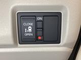 左側電動スライドドアは運転席からでも操作ができるように、ハンドル付近に開閉の操作スイッチが付いています。