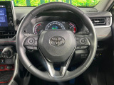 【純正革巻きステアリング】上質な革を使用することで、手にしっかり馴染みとても運転しやすいハンドルです♪