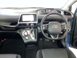 すっきりとしたデザインの内装は、さすがトヨタ車の上品さを感じます。